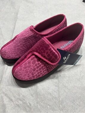 Silverts Women's Magenta Adjustable Comfort Slippers